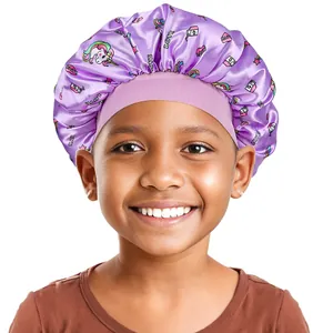 Detail einer lila Satin-Schlafmütze mit Einhorn-Prints und Gummiband für Kinder