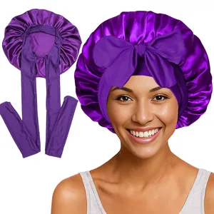 Détail du bonnet en satin violet avec longs rubans réglables et nœud pour cheveux