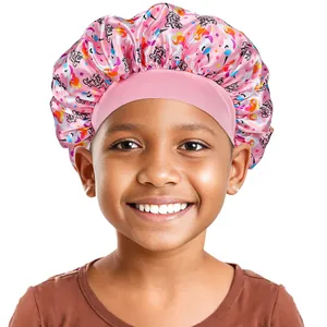 Detail der rosa Satin-Schlafmütze für Kinder mit Einhorndruck und elastischem Bund