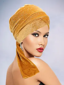Detailaufnahme des Turban-Huts aus Samt mit funkelndem Strass in Senfgelb