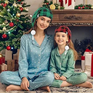 Set pigiama natalizio familiare con berretti da notte a righe e pigiameria a pois