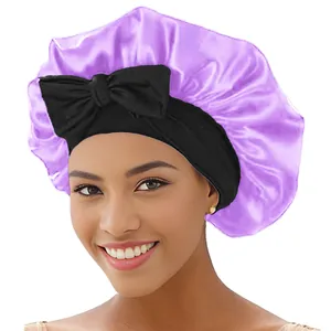 Nahaufnahme der hellvioletten Satin-Schlafhaube mit breitem schwarzem Gummiband und Schleife