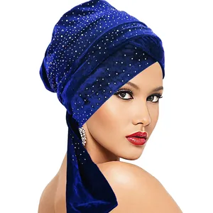 Detailansicht eines dunkelblauen Samt-Turbans mit schimmernden silbernen Strasssteinen