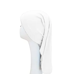 Detailopname van een witte hijab-binnenmuts voor heren met elastisch buisontwerp voor comfort