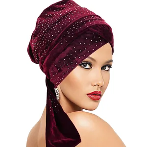 Eleganter weinroter Samt-Turban mit Kreuzfront und glitzernden Strasssteinen für Damen