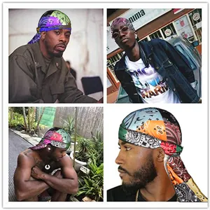 Detalle de durags con estampado paisley multicolor usados por modelos masculinos urbanos