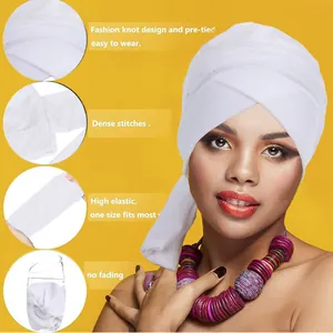 Dettaglio del turbante in velluto bianco pre-annodato con cuciture e tessuto elastico