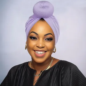 Dettaglio del turbante lavanda con design a nodo donut indossato da una modella