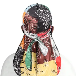 Primer plano de durag con estampado paisley colorido y cintas largas de tela sedosa