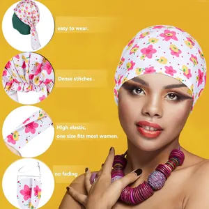Detail van bloemenprint hoofddoek met elastische stof en hoogwaardige stiksels