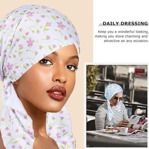 Florale hoofddoek met details van de zachte stof en de elegante zijwaartse knoop