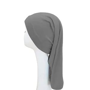 Zijaanzicht van donkergrijze hoofddoek op model met zachte elastische gebreide plooien