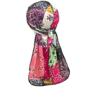Detalle de durag con estampado paisley en satén sedoso y diseño de cola larga