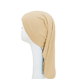 Zijaanzicht van de elastische huidkleurige milk silk onderkap op een mannequin hoofd