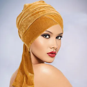 Turbante in velluto dorato per donna con elegante design a pieghe incrociate e nastri
