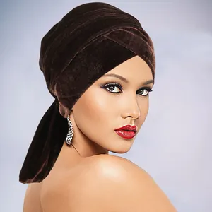 Dettaglio della trama del turbante in velluto marrone con elegante nodo incrociato