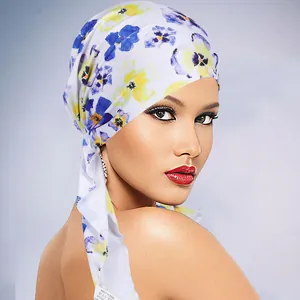 Detail van zachte bloemenprint op een ademende polyester hoofddoek voor dames
