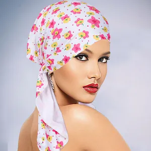 Franse hoofddoek met bloemenprint in roze en geel op witte ademende stof voor dames