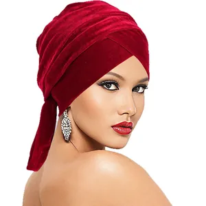 Turbante da donna in velluto rosso scuro con design incrociato e nastri laterali moda