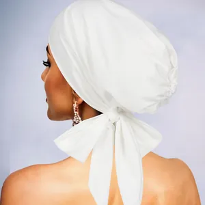 Détail du grand nœud papillon sur un bonnet turban blanc extensible et respirant