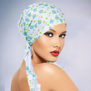 Detail van de bloemenhoofddoek met 100% polyester textuur en het wasvoorschrift