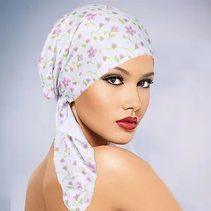 Ademende hoofddoek voor dames met bloemenprint en lange banden in wit en paars