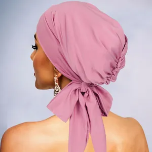 Détails de l'arrière du turban rose avec plis délicats et tissu élastique de haute qualité