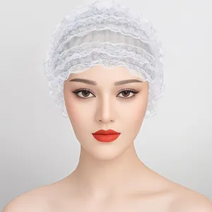 Vue détaillée du bonnet en dentelle blanche respirante avec un design à volants élégant