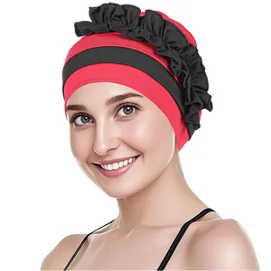 Turbante da donna rosso e nero con design a fiore increspato e tessuto elasticizzato