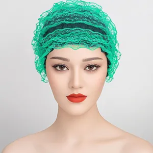 Détail du turban en dentelle verte avec volants superposés et bandeau élastique