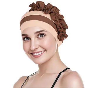 Dettaglio di un cappello a turbante floreale bicolore da donna beige e marrone scuro