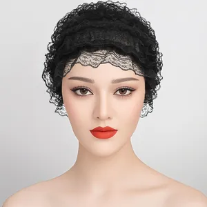 Gros plan d'un turban en dentelle noire avec motifs floraux et bords ondulés
