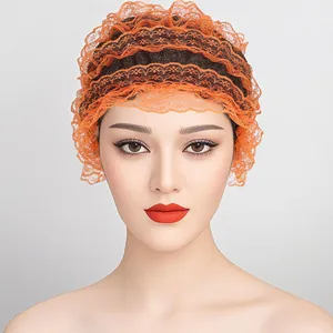 Vue détaillée du turban en dentelle orange avec bandeau élastique noir à paillettes