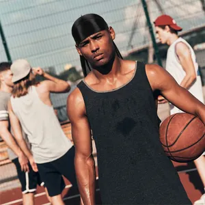 Μαύρο μεταξωτό durag για άνδρες με μακριά ουρά σε εξωτερικό αθλητικό περιβάλλον μπάσκετ