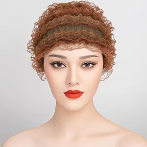 Gros plan détaillé d'un turban en dentelle marron avec fils dorés et broderies fleurs
