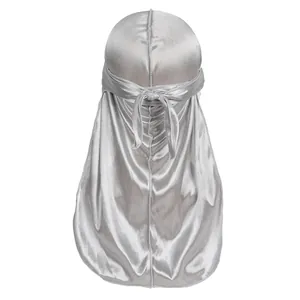 Ασημί μεταξωτό durag με μακριά λουριά για κύματα, εμφάνιση από την πίσω πλευρά