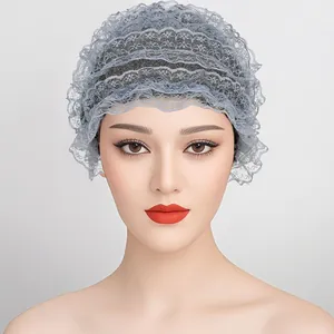 Détail d'un bandeau en dentelle bleu clair avec couches ondulées et tissu respirant