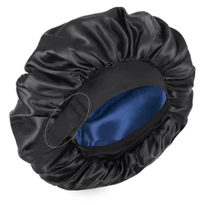 Detail des verstellbaren Gummibandes und der Schnalle an der schwarzen Satin-Schlafmütze