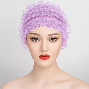 Détail d'un bandeau en dentelle violette avec des couches ondulées et tissu respirant