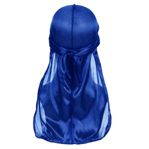 Κοντινή λήψη της μεταξένιας υφής του durag σε μπλε ρουά και λεπτομέρειες ραφής