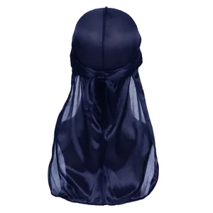 Λεπτομέρεια από σκούρο μπλε μεταξένιο durag με μακριά λουράκια και γυαλιστερή σατέν υφή