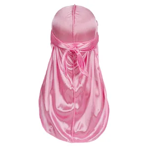 Λεπτομερής πίσω όψη του ροζ μεταξένιου durag με σατέν υφή και σχέδιο με μακριά ουρά