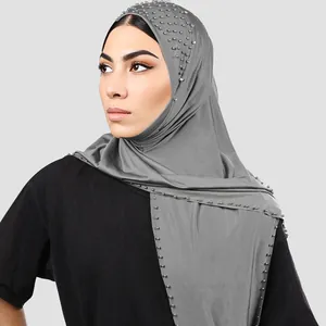 Elegante hiyab gris con detalles de perlas en tejido elástico suave de calidad