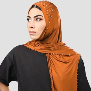 Vista detallada del hiyab color caramelo con perlas y diamantes de imitación finos