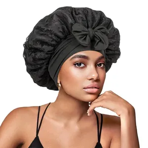 Détail du bonnet de nuit en satin noir avec dentelle florale et ornement de nœud élégant