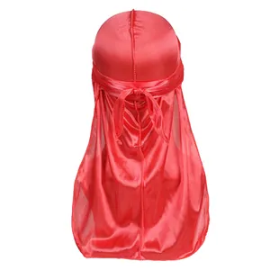 Λεπτομερής πίσω όψη κόκκινου μεταξωτού durag με μακριά κορδόνια και λεία υφή από σατέν