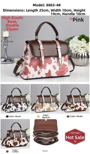 Détail du sac à main imprimé vache avec bandoulières marron et double zip intérieur