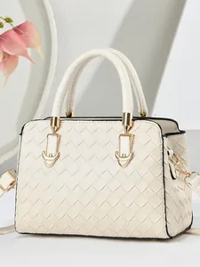 Sac à main carré tressé blanc cassé élégant avec poignées rondes et détails dorés