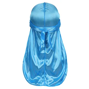 Μακροεντολή λεπτομέρεια του μπλε durag από σατέν ύφασμα με σχέδιο εξωτερικής ραφής