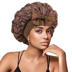 Détail du bonnet de nuit en dentelle marron avec texture florale et grand nœud chic